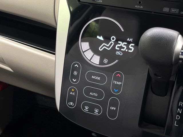 【オートエアコン】一度お好みの温度に設定すれば、車内の温度を検知し風量や温度を自動で調整。暑い…寒い…と何度もスイッチ操作をする必要はありません。快適な車内空間には必須の機能ですね♪