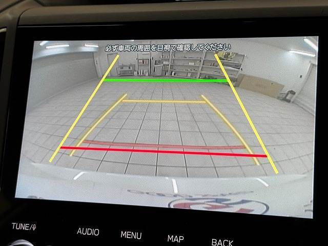 【カラーバックモニター】を装備しております。リアの映像がカラーで映し出されますので日々の駐車も安心安全です。