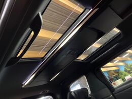 【左右独立ムーンルーフ】2列目左右席にそれぞれ配置されたガラスルーフ！日差しに合わせて片側だけシェードを閉めることも可能です！