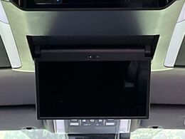 【フリップダウンモニター】大画面モニターで後席でもエンタメをお楽しみいただけます。小さなお子様にも大人気の装備です♪