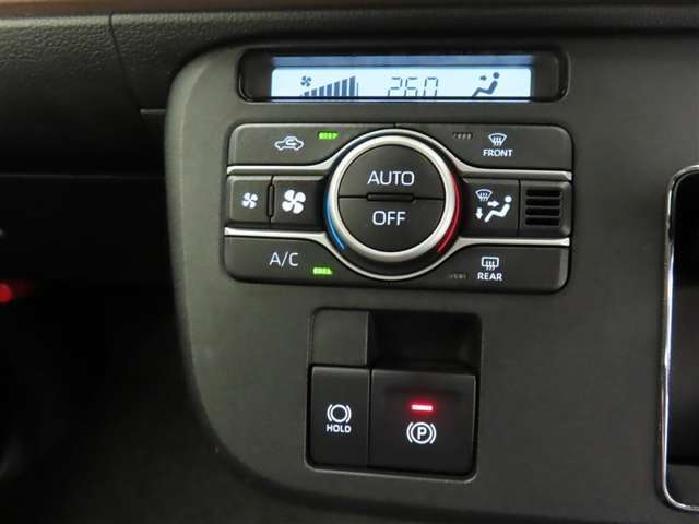 オートエアコンを装備しています。室内の温度を設定すると、センサーが室温を感知して、温度、風量を自動的にコントロールし、快適な空間にしてくれます。