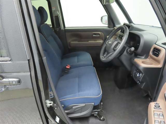 ゆったり座って頂けるフロントベンチシートです。