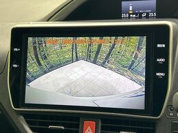 【バックカメラ】駐車時に後方がリアルタイム映像で確認できます。大型商業施設や立体駐車場での駐車時や、夜間のバック時に大活躍！運転スキルに関わらず、今や必須となった装備のひとつです！