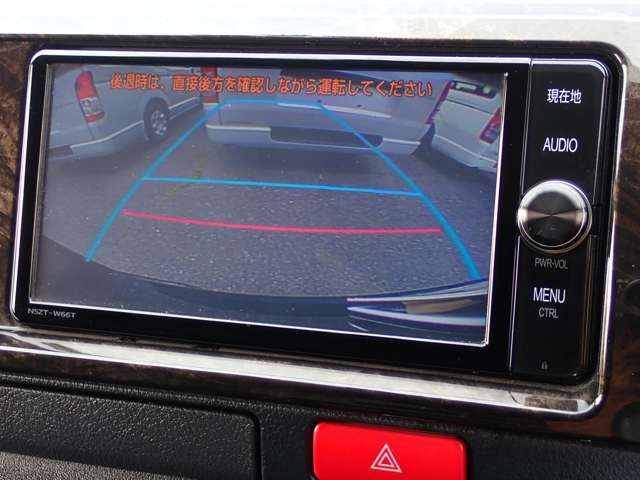後方の安全確認や駐停車などに便利なカラーバックモニターが装備されています。