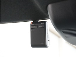 ◆ドライブレコーダー◆映像・音声などを記録する自動車用の装置です。　もしもの事故の際の記録はもちろん、旅行の際の思い出としてドライブの映像を楽しむことができます。