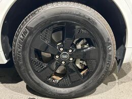 18インチ5スポークグロスブラックアロイホイール！車体にあわせてデザインされていますので、エクステリアをより魅力的に演出。ボディカラーとの相性もよい必見の装備です。