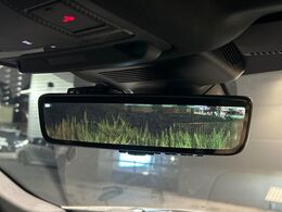 クリアサイトインテリアリアビューミラーは車体に装備したカメラによって、後方の映像がミラーに映し出されます。ミラーユニット下部のレバーで簡単にモード切替も可能です。