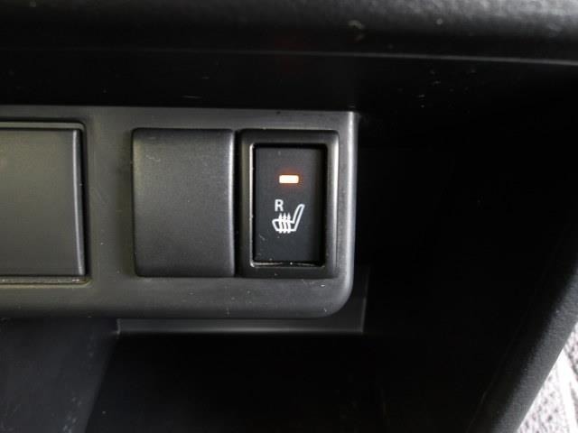 運転席は寒い時期にぬくぬくと温かく快適に過ごせるシートヒーター付き！ロングドライブ時の疲労感の軽減にも役立ちます！