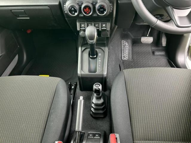 WECARSの展示場では実際に見て、触ってお車をお選びいただけます！知識の豊富な営業スタッフが様々なカーライフをご提案いたします！