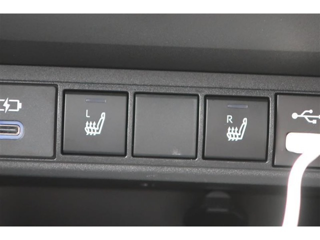 運転席と助手席にシートヒーターが付いています。