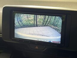 【バックカメラ】駐車時に後方がリアルタイム映像で確認できます。大型商業施設や立体駐車場での駐車時や、夜間のバック時に大活躍！運転スキルに関わらず、今や必須となった装備のひとつです！