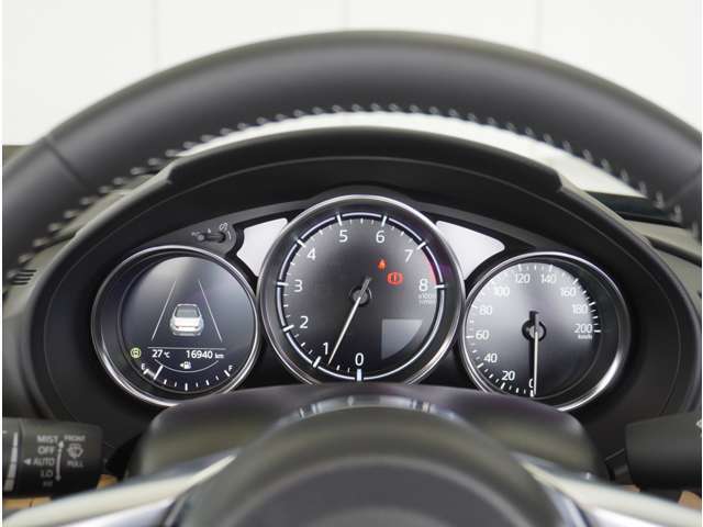 【明るく見やすいメーター】視認性が良く明るく見やすいメーター。運転者にとって見やすいメーターは運転していても疲れないですよね。