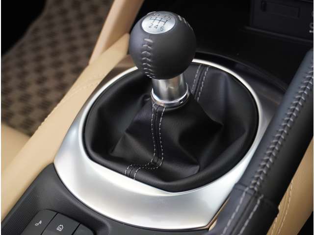 【シフトレバー】シフトもとても操作しやすいデザインになっております。運転する人の事を第一に考えた操作性の高い仕様です。