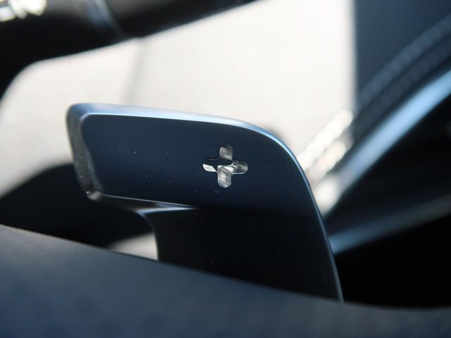 ステアリングパドルシフト『クイックなシフト操作が可能！レスポンスが高く、運転者様のギア変則にしっかりとついてきてくれます！ジャガーと一体となれる装備です。』