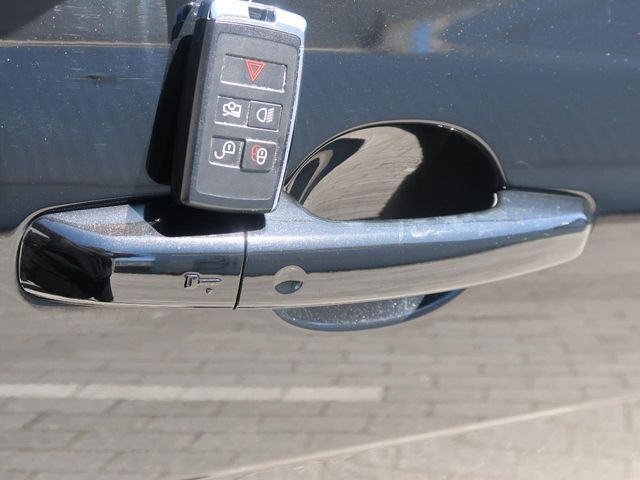 【キーレスエントリー】バッグやポケットからキーを取り出すことなく車にアクセスして、ロックとアラームを設定できます。　毎日の利便性をさらに高める機能です。