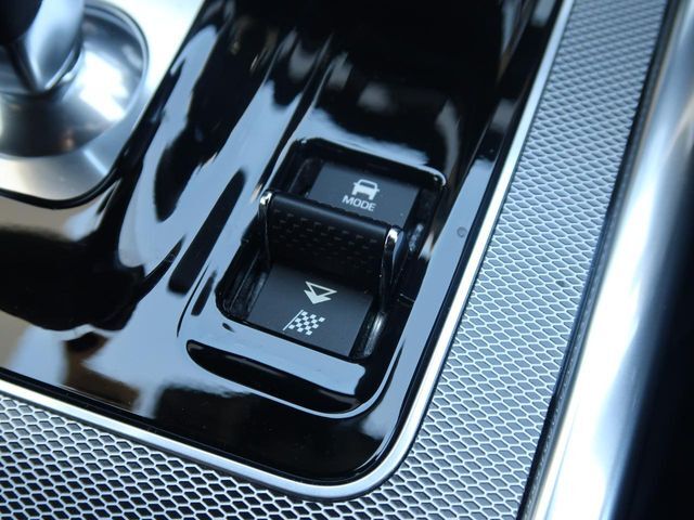 【JaguarDriveコントロール】標準・ダイナミック・ウィンターの各モードを選択可能。ステアリング、スロットルレスポンス、シフトポイントを最適化。気分や路面状況にあわせてセレクトしてください。