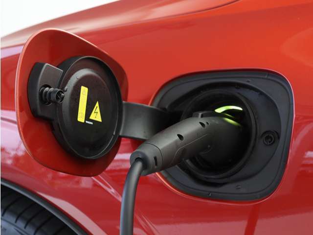 専用コードを接続するだけで簡単に充電が行えます。プラグインハイブリッドモデルRecharge PHEV T6 AWDは、走行中の充電のほか、自宅などに設置された充電機器からの充電が可能です。
