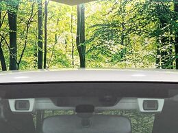 【アイサイトVer3】前方の車両等を検知し、衝突しそうな時は警報で注意を促し、ブレーキを踏む力をサポート。ブレーキを踏めなかった場合は衝突被害軽減ブレーキが作動、衝突回避をサポートします。