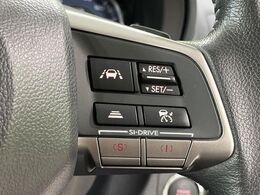 【全車速追従機能付クルーズコントロール】高速道路での長距離走行が楽に！！自動で速度を保つクルーズコントロールが、衝突軽減システムと連携し、前方の車両を感知して車間を保つように速度調節してくれます！！
