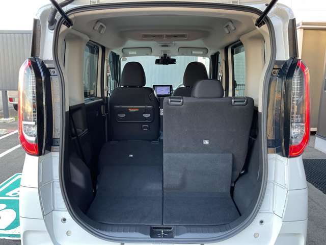 分割可倒式の後席シートは、レバーを引くだけで簡単にたたむことができます！乗車人数やお荷物の量・大きさに合わせてシートアレンジが可能でとっても便利ですよ◎