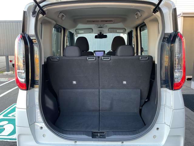 シートアレンジで広々使える、便利なラゲッジスペース付き車です。