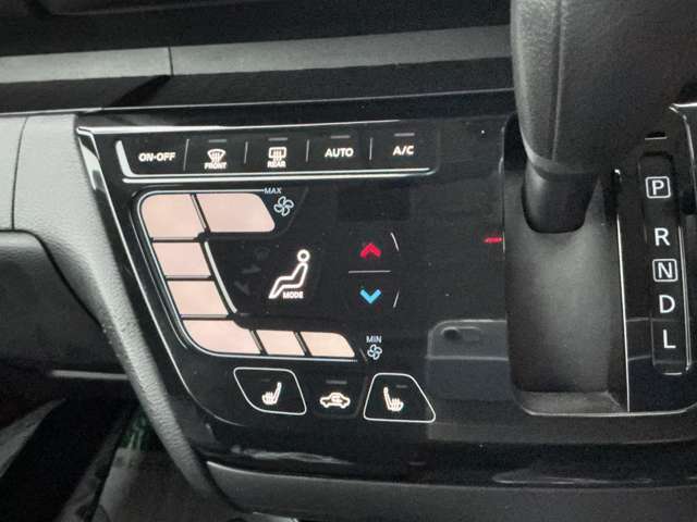 肌寒い日にあると嬉しい、シートヒーター付きです。運転席と助手席にも装備されているので、一緒に乗車される方も暖かくお過ごしいただけます。