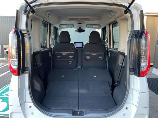 後席シートをすべて倒すとさらに広いスペースが生まれ、長物も積み込めるようになります！たくさんお買い物した帰りも安心です♪