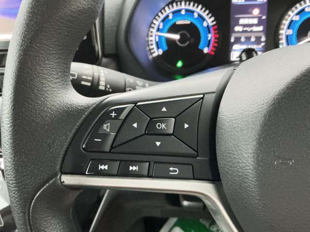 テレビや音楽等の音量調節が簡単に操作できる、便利なステアリングスイッチ付き車です。ハンドル部分で簡単に操作できるので、前方から視線を逸らすことなく運転が出来、大変便利です◎