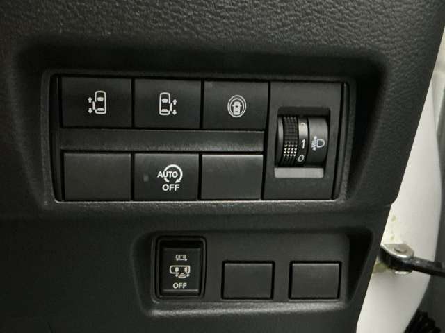 小さなお子様や、女性の方には便利両側オートスライトドア付き♪