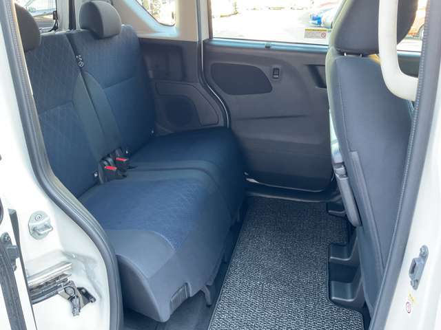 後席も十分な広さがあり、ドライブ等、遠出をした際にも車内でゆったりとお寛ぎいただく事が出来ます。