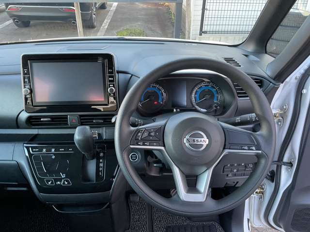 操作性、視認性に優れたインパネ回りで大変使い勝手が良いです。また、ナビゲーションの操作も簡単で分かりやすいので、知らない土地でも安心してお使いいただけます。