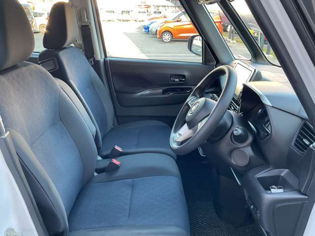 運転席は明るく、視界も良好で、快適な運転を実現します。