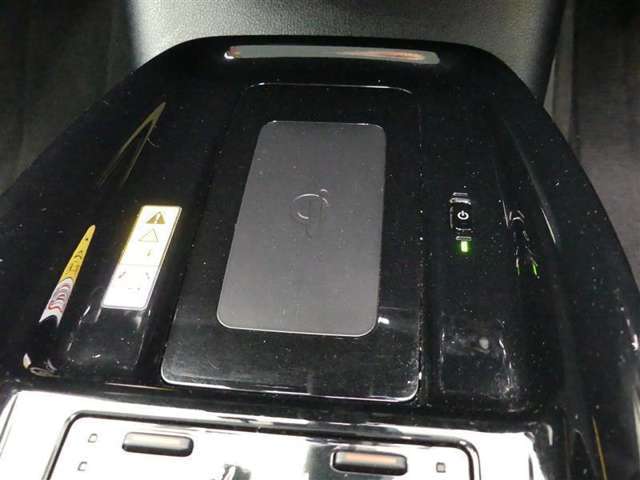 ワイヤレス充電機能で接続の手間いらず。対応スマートフォンなどをワイヤレスで充電可能です。