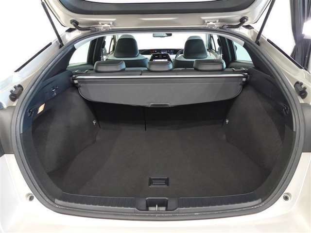 広く開口部の大きいトランクルームは、荷物の出し入れも楽です。トノカバーがあるのでプライバシーも守られますね。
