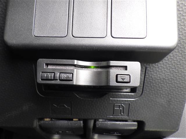【ETC】有料道路を利用する際に料金所で停止することなく通過できる、ETC車載器（ノンストップ自動料金収受システム機器）が装備されています。セットアップを行うことで利用可能になります。