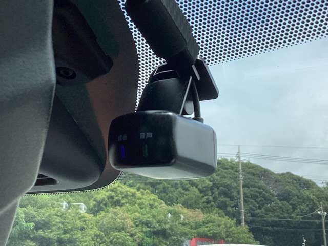 純正品・小型カメラなので視界の妨げにはなりません