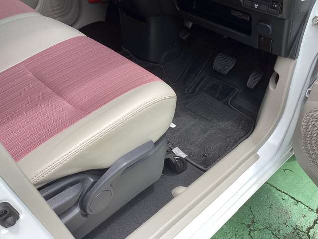 運転席はラチェット式レバーで高さも調整できます