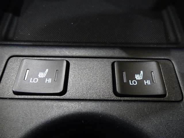 【シートヒーター】女性にも嬉しい装備のシートヒーター付です♪冬の運転は寒くて…というお客様にはピッタリ！！運転席のシートがポカポカでとても良い乗り心地ですよ★