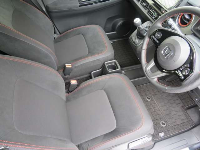 コンパクトな見た目ですが運転席は広々としていて運転も快適です♪