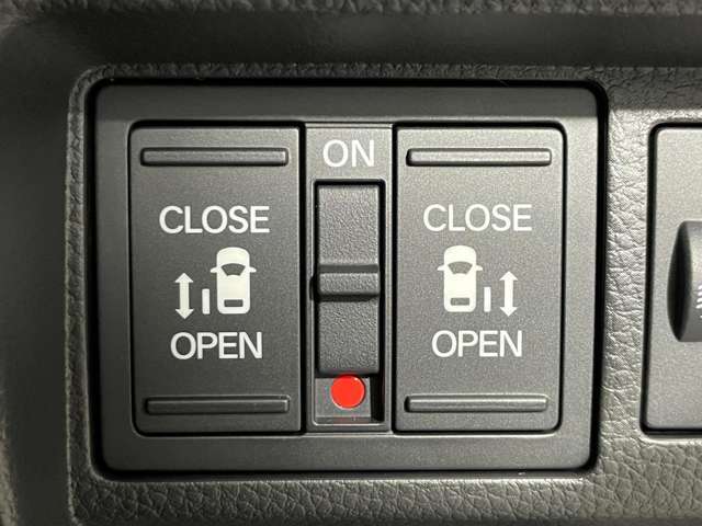 【両側パワースライドドア】小さなお子様でもボタン一つで楽々乗り降り出来ます♪駐車場で両手に荷物を抱えている時でもボタンを押せば自動で開いてくれますので、ご家族でのお買い物にもとっても便利な人気装備♪