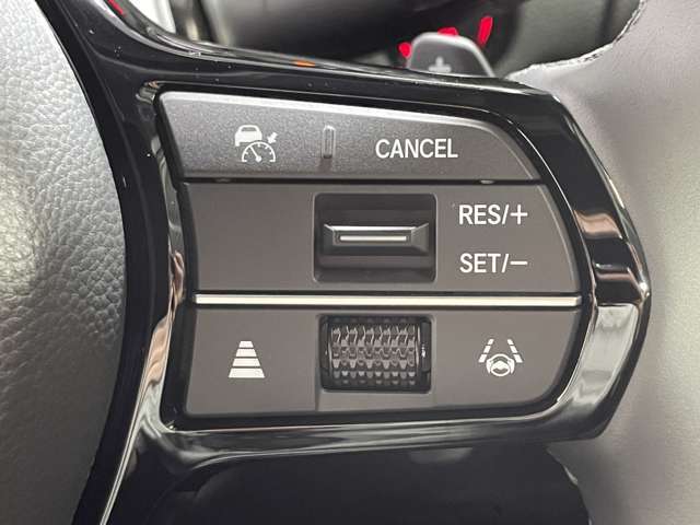 【レーダークルーズコントロール】 高速道路で便利な自動で速度を保つクルーズコントロールが、衝突軽減システムと連携し、前方の車両を感知して車間を保つように速度調節してくれます！！！