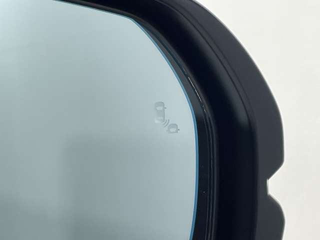 【ブラインドスポットモニター】隣車線上の側方および後方から接近する車両を検知すると、検知した側のドアミラーのインジケーターが点灯。その状態でウインカーを出すと、インジケーターの点滅と警報音で警告します