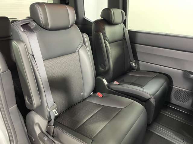 【2列目シート】店舗にて現車の確認も頂けますので、お電話で在庫のご確認の上是非ご来店くださいませ！！！後席モニター(フリップダウンモニター)の取付も可能です。
