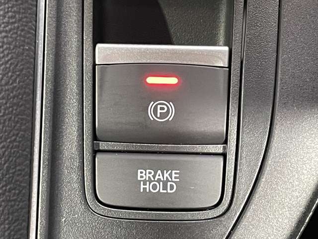 【電動パーキングブレーキ＆ブレーキホールド】 スイッチを入れると、信号待ち等で停車時、ブレーキを離しても自動でブレーキが効いた状態になり、指先の簡単操作でパーキングブレーキの作動や解除が可能です！！！