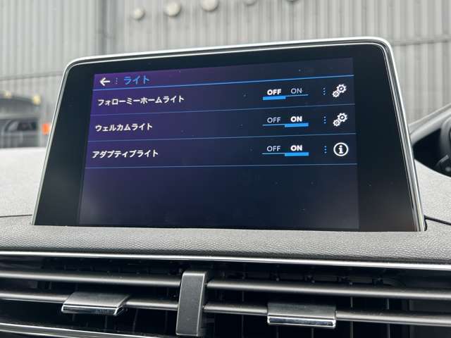 LIBERALAでは多種多様の車種をご用意させていただいております。お客様がご納得いくまで、そのお車の持つ特性を五感すべてで感じ取っていただける場をご提供します。