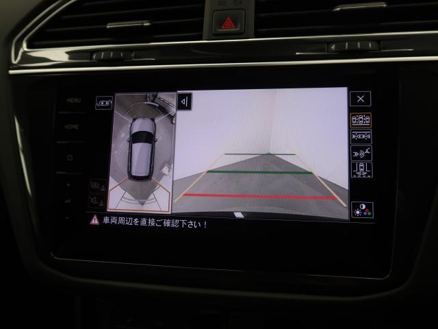ギアをリバースに入れると車両後方の映像を映し出します。画面にはガイドラインが表示され、車庫入れや縦列駐車などの際に安全確認をサポートします。