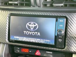 【純正ナビ】人気の純正ナビを装備しております。ナビの使いやすさはもちろん、オーディオ機能も充実！キャンプや旅行はもちろん、通勤や買い物など普段のドライブも楽しくなるはず♪