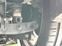 【BLITZ車高調】車高が低くなり、スタイリッシュな見た目となっております。車両の重心が下がる事で、走行時の安定性も向上します♪