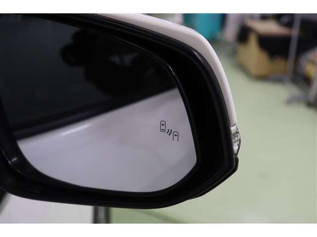 BSM搭載。並走車両が死角に入るとインジケーターが点灯。さらにウィンカーを出すと点滅します。BSMのシステムを活用し、バック出庫の際に左右から接近する車両を検知警告するRCTAも搭載しています。