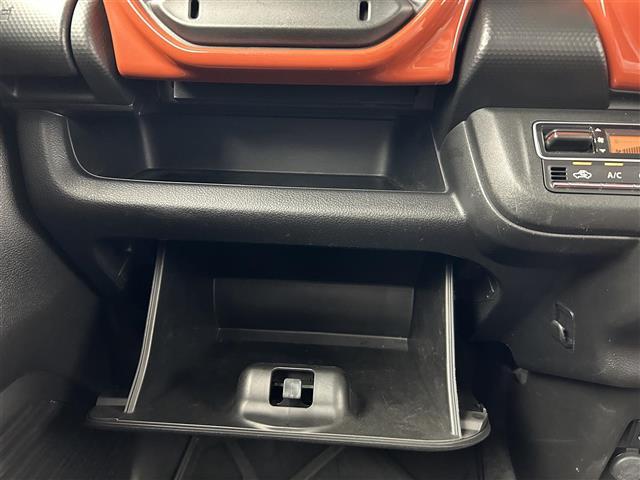 【グローブボックス】車検証ケースや、日頃使う小物類の収納に便利ですね！